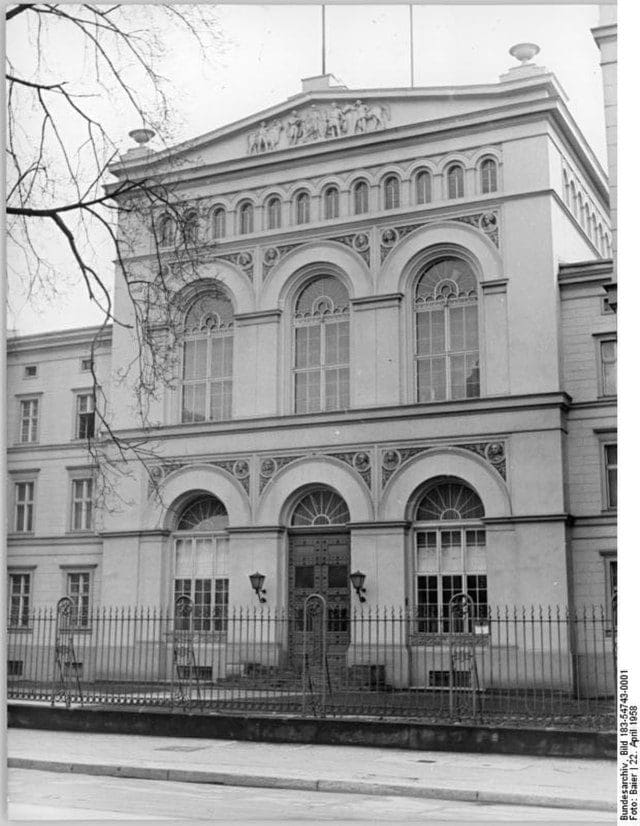 Bundesarchiv Bild 183-54743-0001, Berlin, Luisenstraße, Aussenministerium.jpg