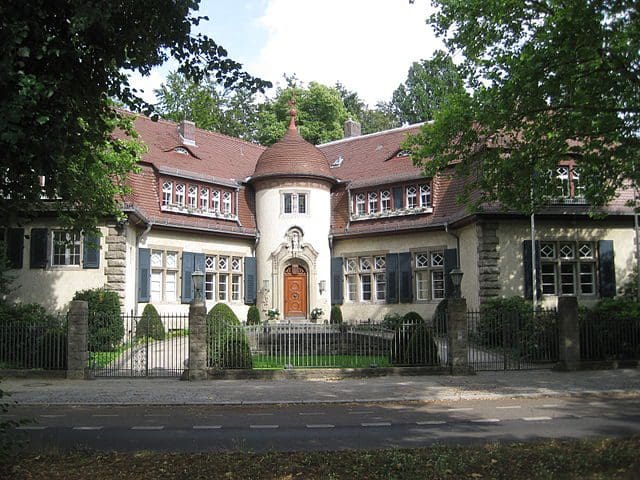 Villa Emil Georg von Stauß, Pacelliallee, Berlin-Dahlem, erbaut 1913-14, später u.a. Residenz der amerikanischen Stadtkommandanten in Berlin und Gästehaus des Deutschen Außenministeriums, seit 2009 im Privatbesitz