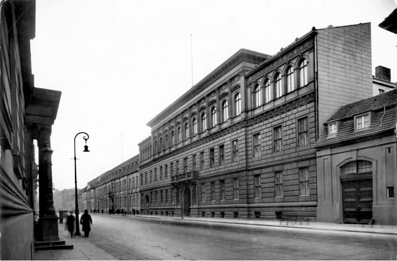 Berlin 1927 Das Auswärtige Amt in der Wilhelmstraße, von der Behrenstraße gesehen. [Scherl Bilderdienst] Anm.: Es handelt sich um das Gebäude Wilhelmstraße 74 (bis 1919 Reichsamt des Innern). Links anschließend das Reichspräsidentenpalais (Wilhelmstraße 73)