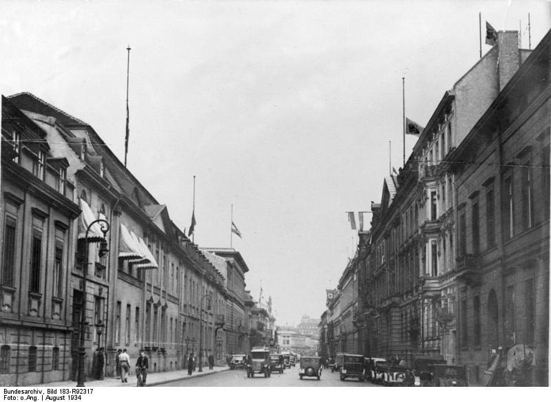 Berlin, Wilhelmstraße ADN-ZB/Archiv Berlin 1934; die Wilhelmstraße hat anläßlich des Todes von Reichspräsident Paul von Hindenburg am 2.8.1934 Halbmast geflaggt, l. die Reichskanzlei (Wilhelmstraße 77), daneben das Auswärtige Amt (Wilhelmstraße 76). 101-46