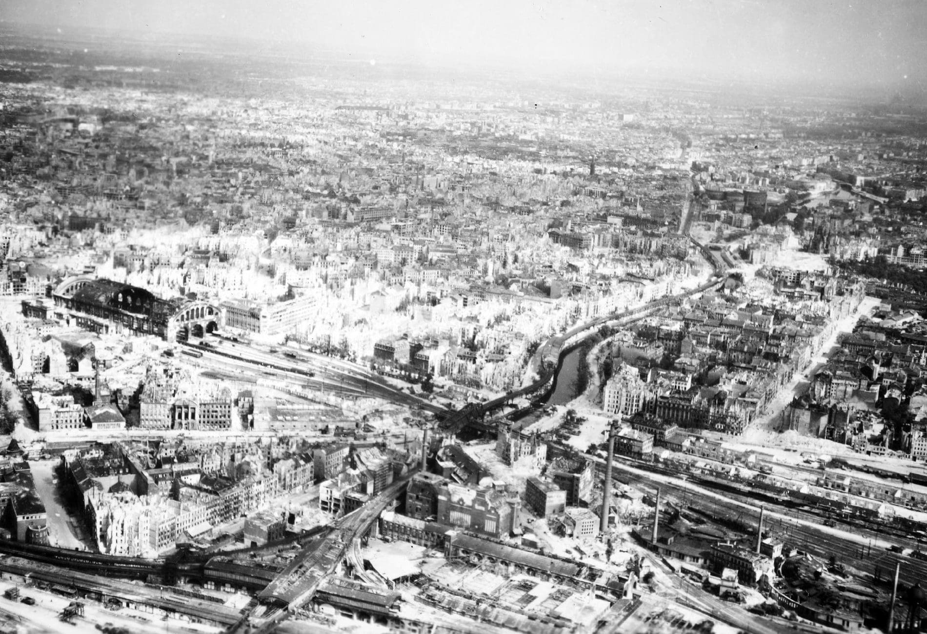 1945, Luftaufnahme - Berlin - Anhalter Bahnhof, Autor unbekannt.